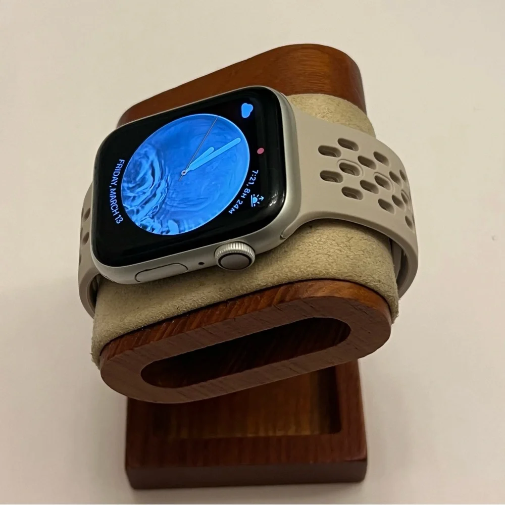 Apple Watch Series 4, Unlocked, 44mm, Silver Case, Charger, Extra‎ Band